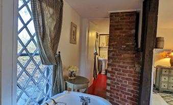 Cromwell Manor Inn