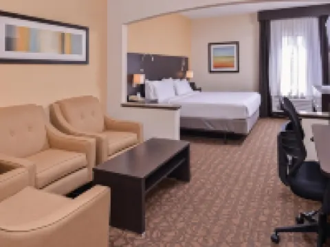 Holiday Inn Express & Suites TOPEKA WEST I-70 WANAMAKER by IHG トピーカのホテル