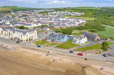 Family friendly house 200m from the sea.