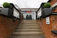 Livingston Lodge Hotel Hotels near Reconnect Howden Park Centre