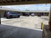Texas Inn Seguin - Parking