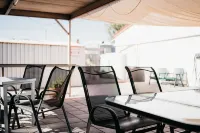 Motel Poinsettia - parking