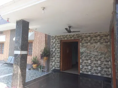 HOTEL GAYATRI Palace Отели в г. Mughalsarai Rly. Settlement