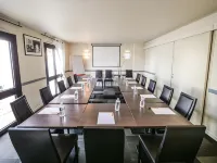 Hôtel Inn Design & Restaurant Chartres โรงแรมในชาทร์