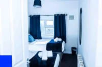 3 Bed House Sleeps 7 with Garden and Parking