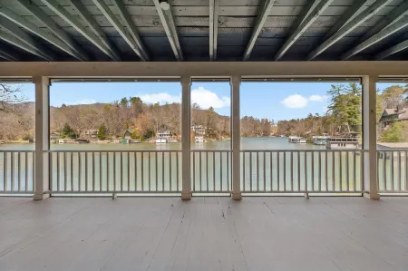 Stunning Lake Views and Cozy Retreat - Exquisite Lakefront Haven