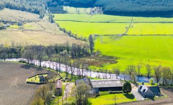 Kirkton Family Farmhouse with Hot Tub, Alford, Aberdeenshire