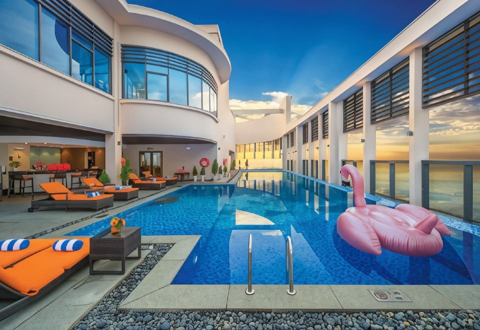 Luxury Beach Condo 5-Star, Rooftop Pool Images