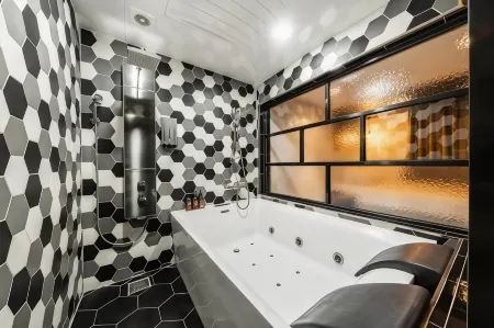 Gray Hotel Отели рядом с достопримечательностью «Пусанский университет иностранных языков»