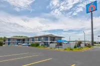 Motel 6 Jonesboro, AR - parking