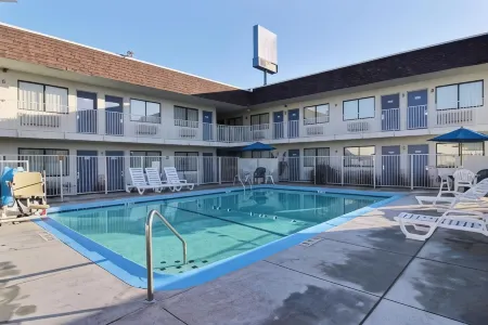 Studio 6 San Angelo, TX Отели рядом с достопримечательностью «Мемориальный парк Джейм Падрон»