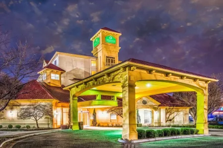 La Quinta Inn & Suites by Wyndham Colorado Springs South AP Отели в г. Стратмур