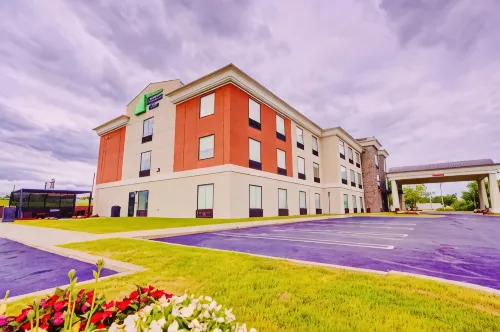 Holiday Inn Express & Suites CHESTER-MONROE-GOSHEN by IHG