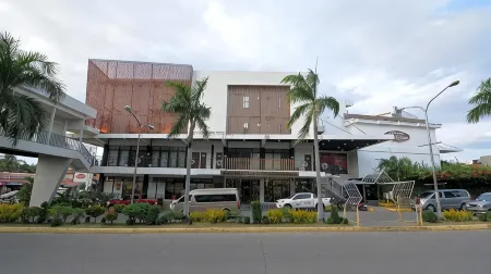 Viven Hotel Отели рядом с достопримечательностью «Парк Батак Мини»