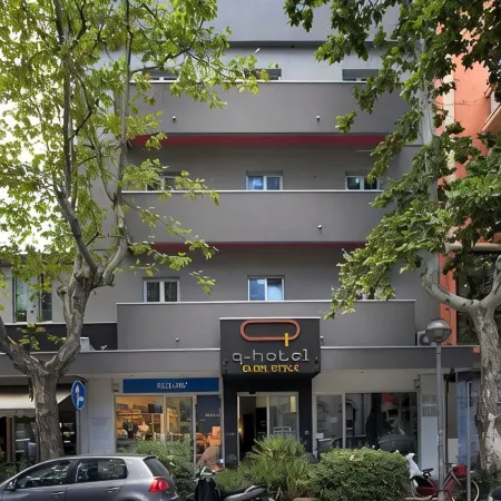 Q Hotel