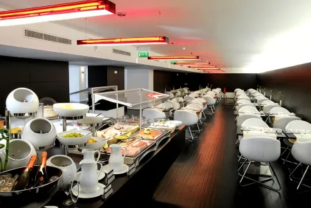 Hotel Jeronimos 8 Отели рядом с достопримечательностью «Jardim da Praca do Imperio»