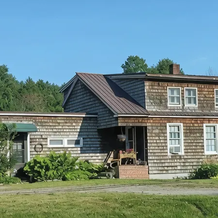 100% Restored Large Farmhouse in the Hub of Stowe with Soaking Tub
