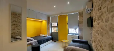 [Bracket]      Studio Hotel a 