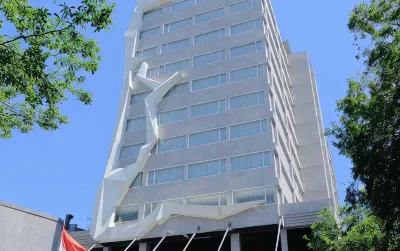 ROYAL BAY MAKASSAR Hotele w: 