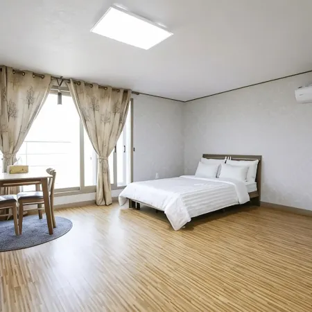 Seogwipo Hesede House Pension Отели рядом с достопримечательностью «Пляж Пёсон»