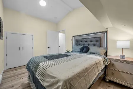 Brand-New Cozy & Spacious 2 Bed/1 Full Bathroom Laneway House Отели рядом с достопримечательностью «Нитоб Мемориал Гарден»