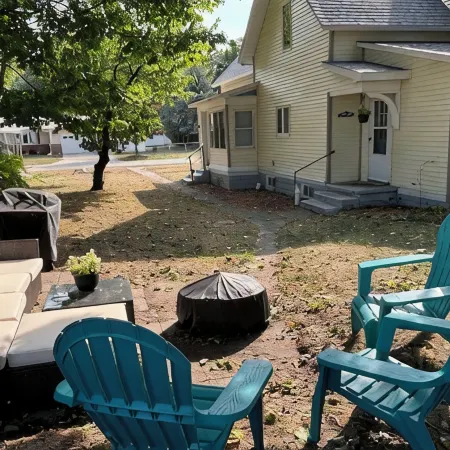 Sullivan Summer House - walk to downtown + beach