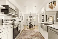 Family Retreat in the Heart of San Antonio! Heated Pool - Hot Tub - Game Room - สระว่ายน้ำส่วนตัว