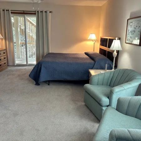 Indoor and outdoor Pool, Gym,Walk to Beach or Town