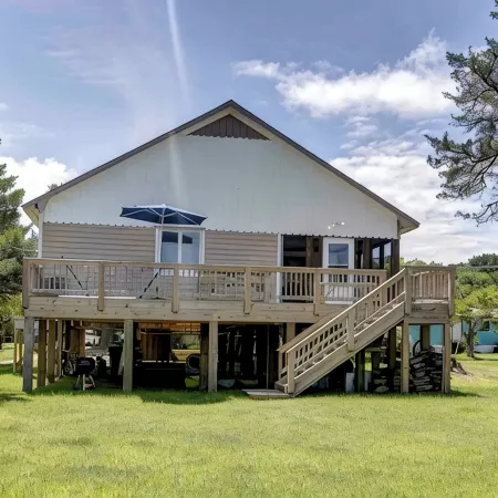 Canal Front 3 Bedroom Home / Newly Renovated