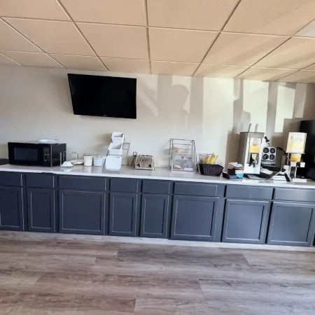 Super 8 by Wyndham Macomb