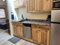 Mountain Peaks Inn, SILVER PEAK SUITE, Downtown Hill City - Hytter