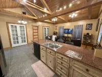 Chez le Fleur: A Cozy 2 Bedroom Home with Patio, Fenced Yard & Wi-Fi Min to I-10 - 무료 와이파이