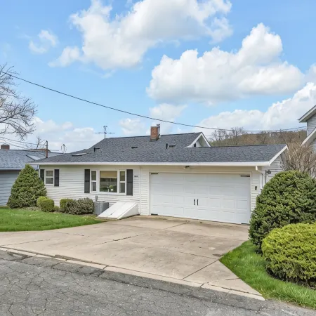 Portage Lakes Retreat - 3 BR Lakefront Home with Hot Tub