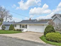 Portage Lakes Retreat - 3 BR Lakefront Home with Hot Tub
