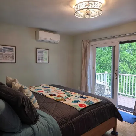 Renovated Coastal Farmhouse Near Beaches