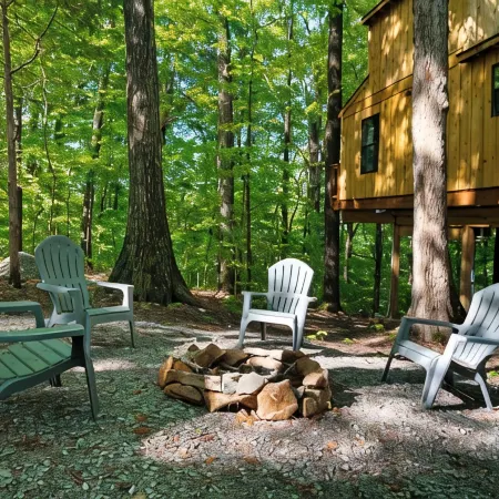 Private Treehouse getaway on Lake Barkley.  Luxury in the trees!