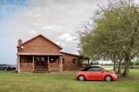 Peaceful Farm Cabin Getaway, 2BR w/ WiFi, AC & Sunrise Views