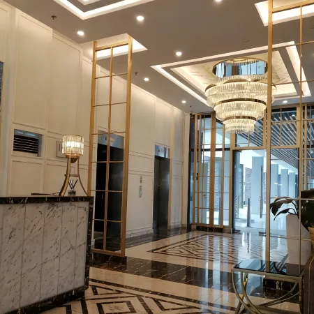2BR Luxury Lower Penthouse in Mckinley West