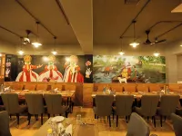 Hotel Dolphin Grand Отели рядом с достопримечательностью «Храм Дурга»