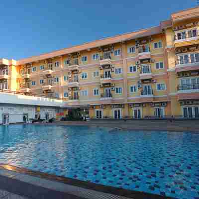 Grand Whiz Megamas Manado Hotel Exterior