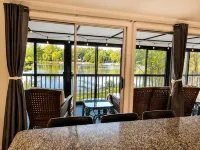 On Locke - Family lake house with pvt beach, dock Hotels in Barnstead