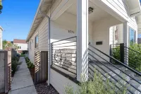 New Modern Guesthouse Retreat near Berkeley & SF - King Bed, AC, Standing Desk