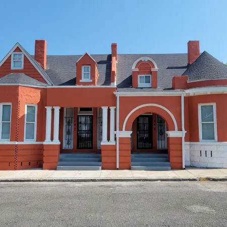 Downton Memphis 5 min walk to Fedex Forum and Beale St. - Completely renovated.