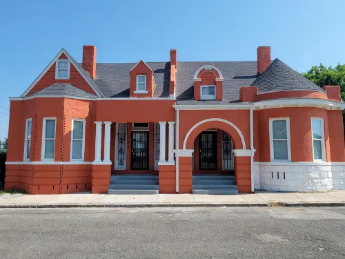 Downton Memphis 5 min walk to Fedex Forum and Beale St. - Completely renovated. - Bungalows