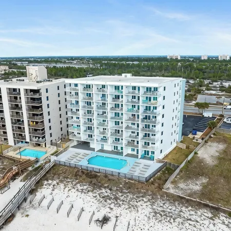 STUNNING 4TH FLOOR GULF FRONT CORNER UNIT with bunk beds