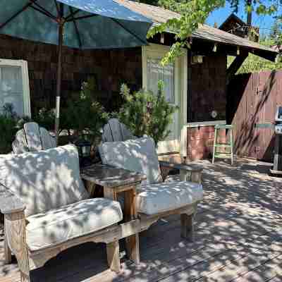 Beautiful view of the lake with patio and BBQ. Hotel Exterior