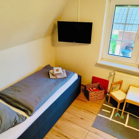 Vacation home with fenced garden near the beach for 6 people & dogs welcome