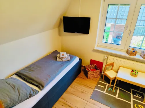 Vacation home with fenced garden near the beach for 6 people & dogs welcome