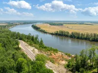 Charming 3-bedroom Tennessee River cabin with WiFi, AC & dock near Savannah, TN