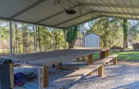 Relaxing 3/2 House Family Friendly & Pet Friendly with huge picnic pavilion